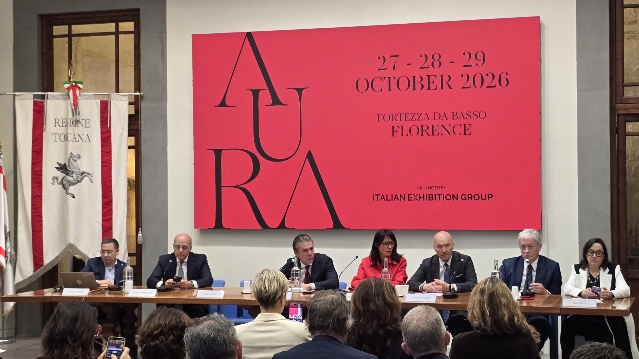 Realtori seduti al tavolo per la conferenza stampa di Aura