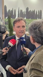 Foto assessore Leonardo Marras intervistato