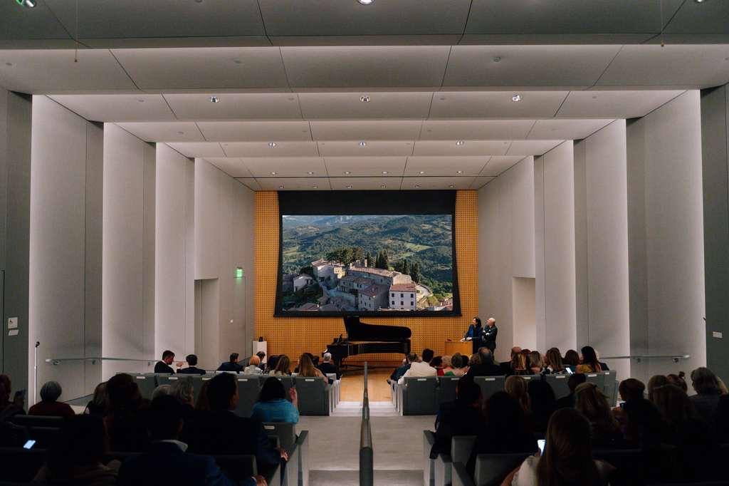 Immagine d'insieme di un auditorium in cui è in corso la presentazione