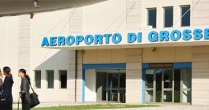 In foto l'ingresso dell'aeroporto di Grosseto