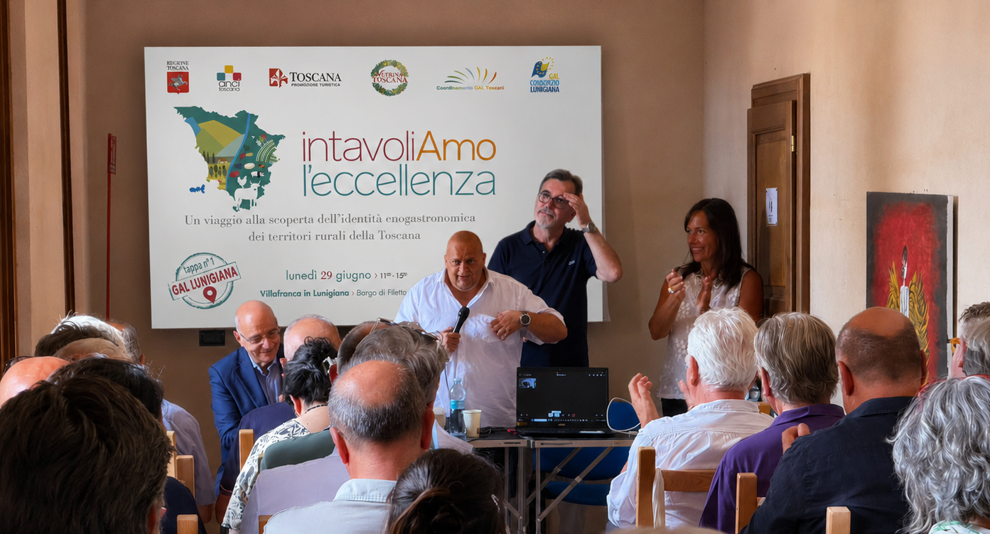 Villafranca_in_Lunigiana_ Sindaco_Filippo_Bellosi L'incontro a Villafranca in Lunigiana con, in primo piano, il sindaco